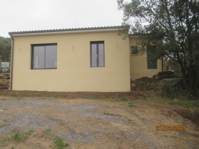 Bâtiment de forme rectangulaire de plain pied avec soubassement